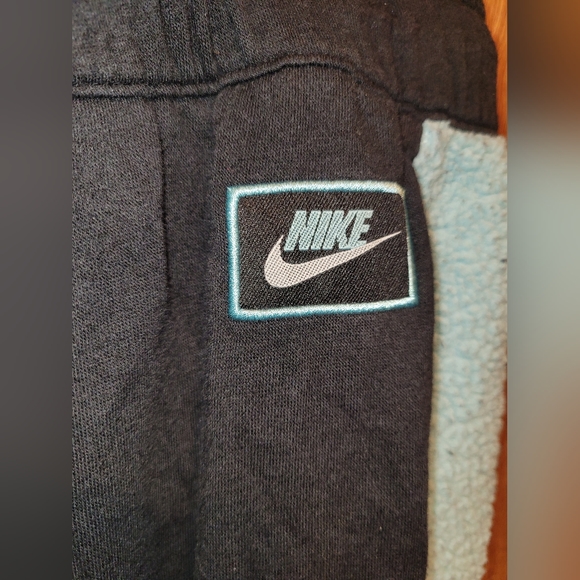 Women's Nike 2xl sweatpants with sherpa detailing - Picture 4 of 5
